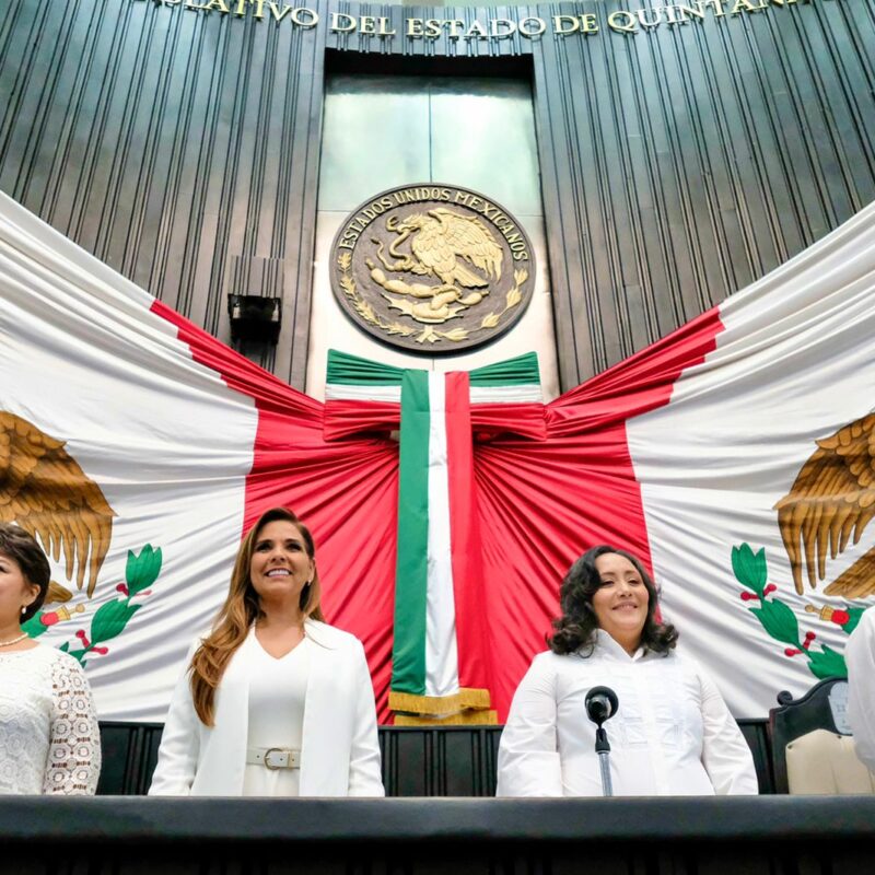Mara Lezama recibe el Bando Solemne como Gobernadora Electa, el cual le fue entregado por la XVI Legislatura del Estado.